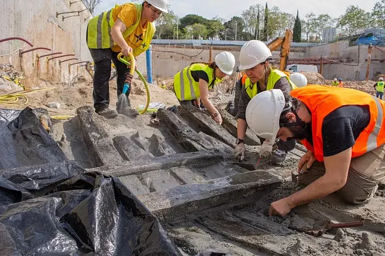 باستان‌شناسان از شن برای کمک به حفاظت از بقایای شکننده کشتی استفاده کرده‌اند.Photo: Emiliano Hinojo (Arqueòlegs.cat)
