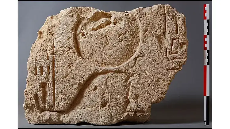 تکه سنگ متعلق به معبد رامسس دوم که روی آن تصویر خدای خورشید، رع-هوراختی، حک شده استCambridge Core